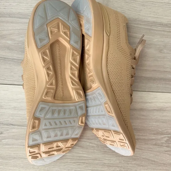 APL sneakers / peach-tan techloom breeze running shoes / size 41