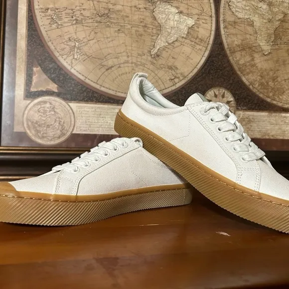 Cariuma • Off-White Gum Canvas Sneakers