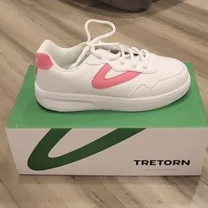 TRETORN girls sneakers size 5